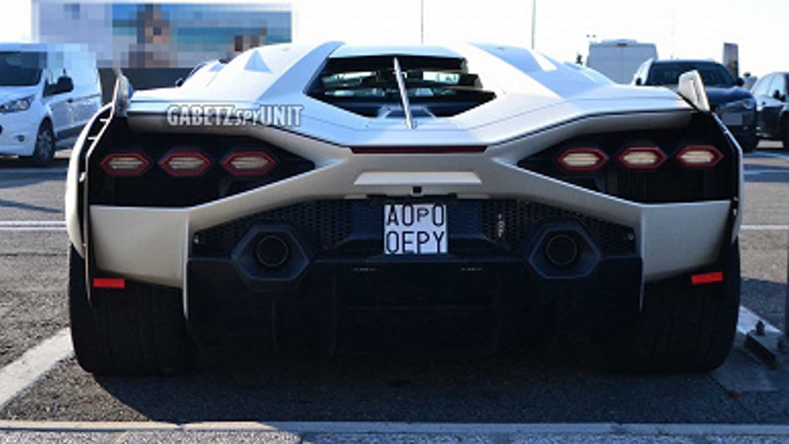 Космолет на дорогах общего пользования. Гибридный Lamborghini Sian PCF 37 засняли вживую