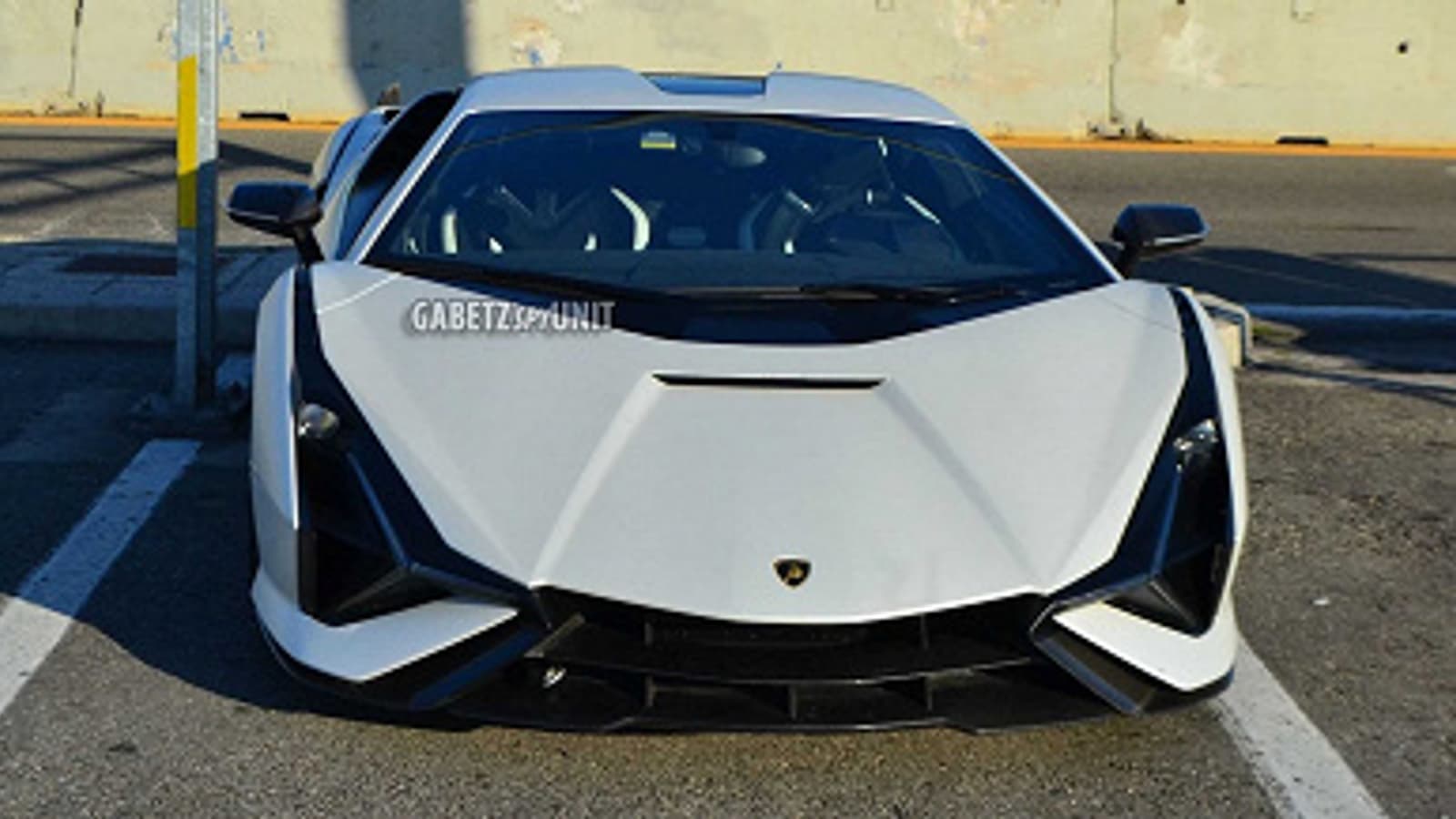 Космолет на дорогах общего пользования. Гибридный Lamborghini Sian PCF 37 засняли вживую