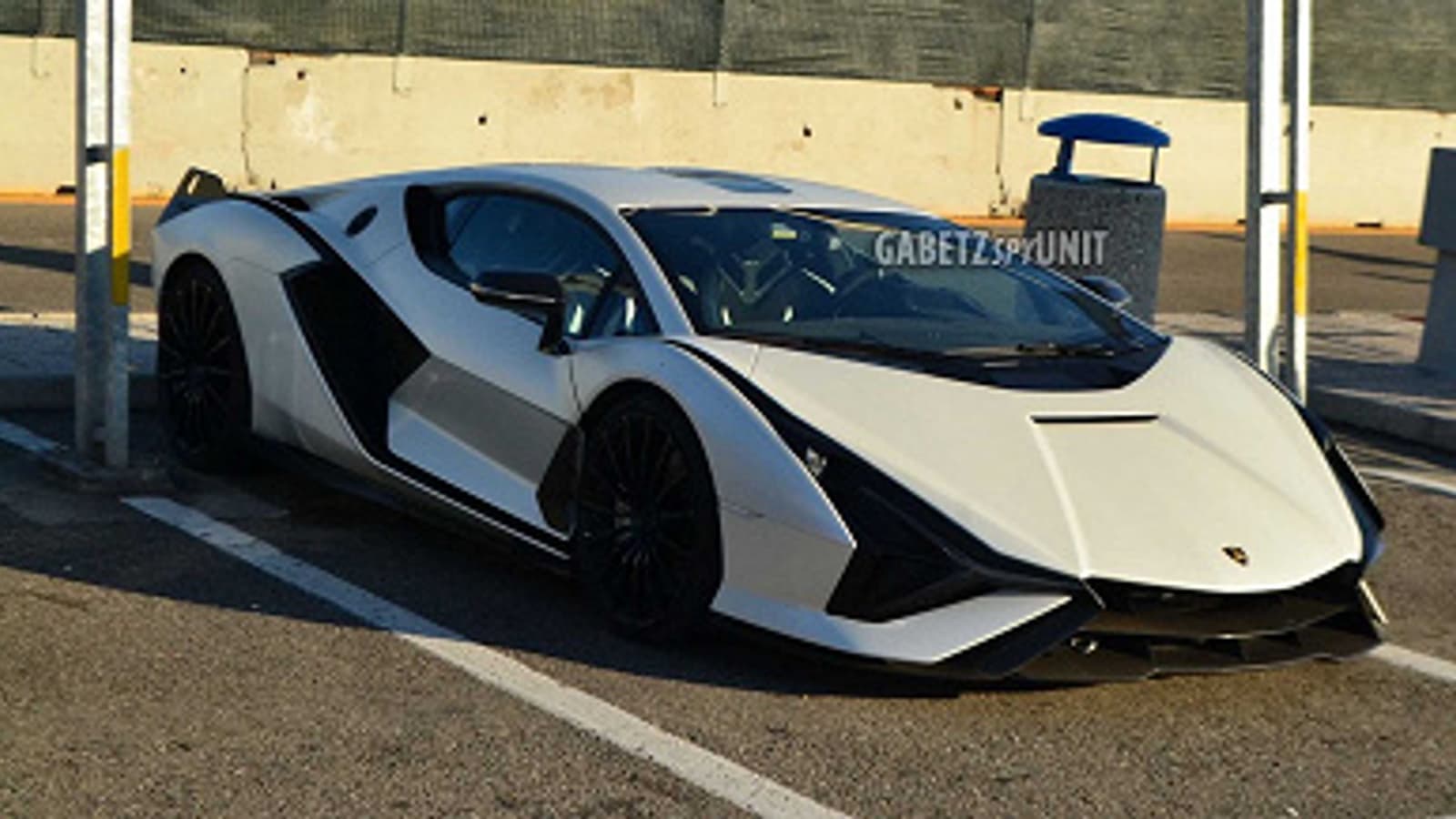 Космолет на дорогах общего пользования. Гибридный Lamborghini Sian PCF 37 засняли вживую