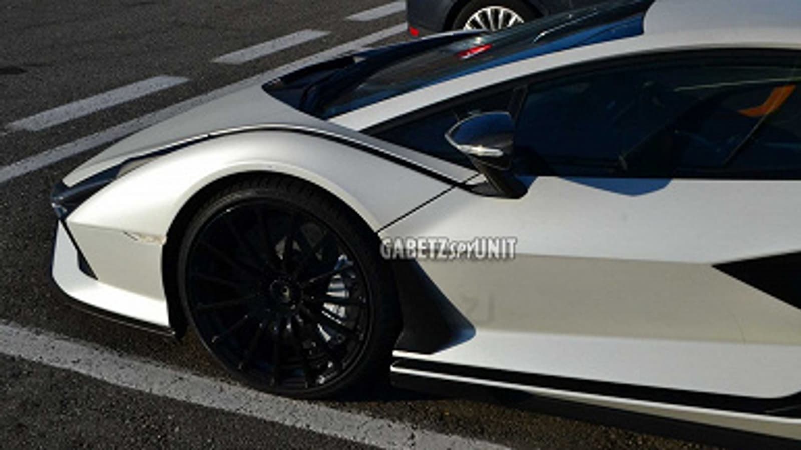 Космолет на дорогах общего пользования. Гибридный Lamborghini Sian PCF 37 засняли вживую