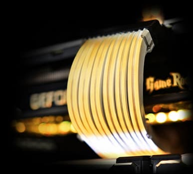 Кабель Lian Li Strimer Plus Triple 8 Pin, украшенный 162 светодиодами, стоит 60 долларов