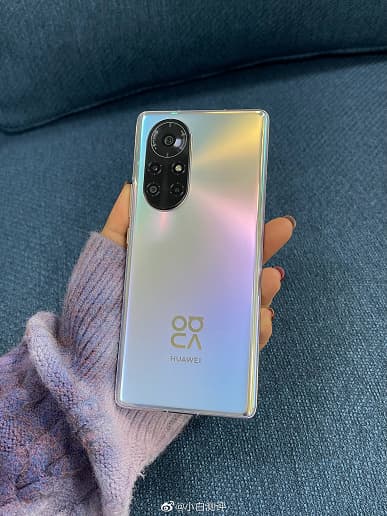 Экран-водопад, камера-пилюля и тыльная панель, переливающаяся всеми цветами радуги. Huawei nova 8 Pro позирует на больших живых фото