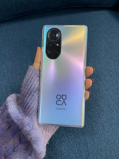 Экран-водопад, камера-пилюля и тыльная панель, переливающаяся всеми цветами радуги. Huawei nova 8 Pro позирует на больших живых фото