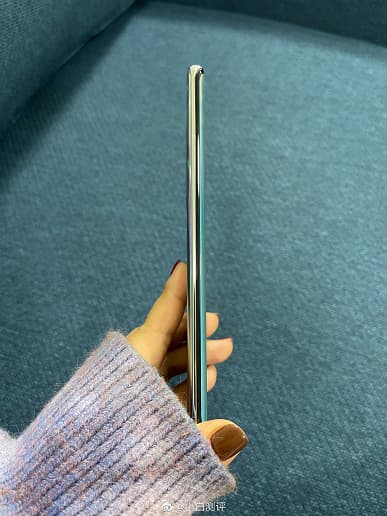 Экран-водопад, камера-пилюля и тыльная панель, переливающаяся всеми цветами радуги. Huawei nova 8 Pro позирует на больших живых фото