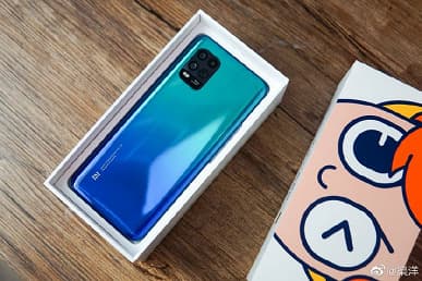 Живые фото самого доступного камерофона Xiaomi со всех сторон и фирменных чехлов для него