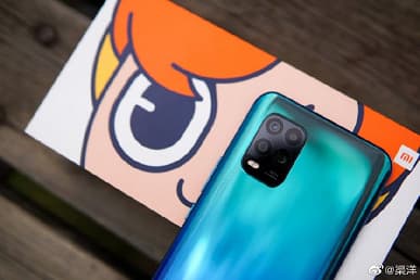 Живые фото самого доступного камерофона Xiaomi со всех сторон и фирменных чехлов для него