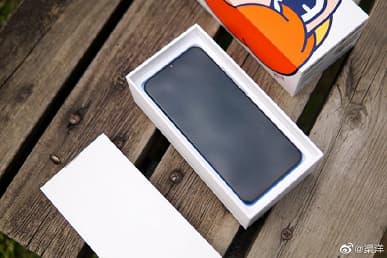 Живые фото самого доступного камерофона Xiaomi со всех сторон и фирменных чехлов для него