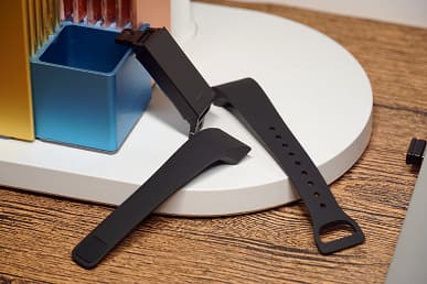 Redmi Band удивляет конструкцией и способом зарядки. Опубликованы качественные фото