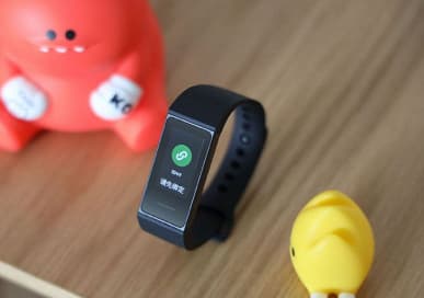 Redmi Band удивляет конструкцией и способом зарядки. Опубликованы качественные фото