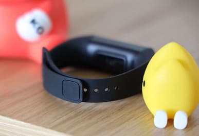 Redmi Band удивляет конструкцией и способом зарядки. Опубликованы качественные фото