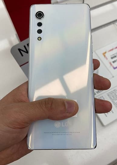 Новый дизайн LG Velvet подразумевает далеко не самые тонкие рамки