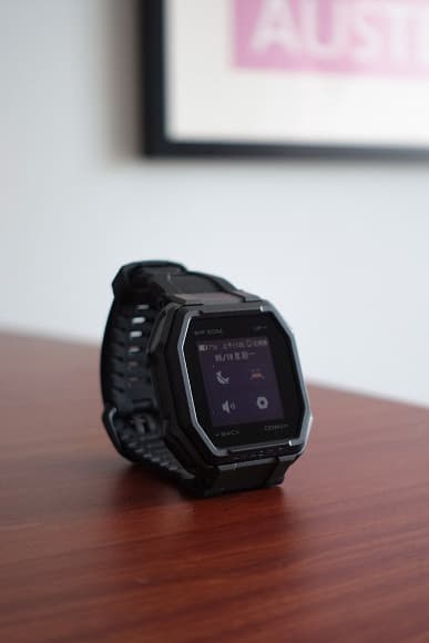 Качественные снимки защищенных часов AmazFit Ares демонстрируют рамки огромной ширины со всех сторон экрана