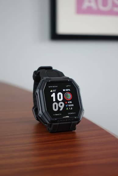 Качественные снимки защищенных часов AmazFit Ares демонстрируют рамки огромной ширины со всех сторон экрана