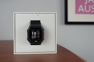 Качественные снимки защищенных часов AmazFit Ares демонстрируют рамки огромной ширины со всех сторон экрана