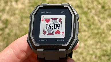 Качественные снимки защищенных часов AmazFit Ares демонстрируют рамки огромной ширины со всех сторон экрана