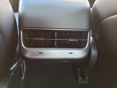 Всё для людей. В американских Tesla Model 3 без лишнего шума появились порты USB-C и беспроводная зарядка