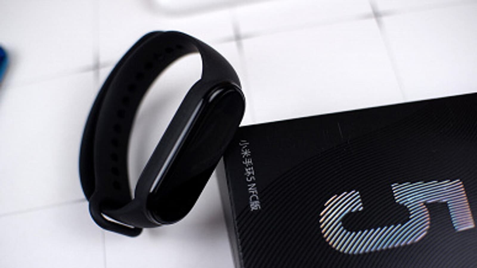 Долгожданный Xiaomi Mi Band 5 на живых фото и видео распаковки сразу после анонса