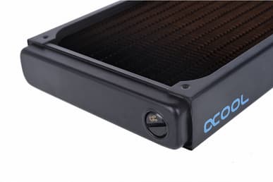 На радиатор Alphacool NexXxoS ST30 Full Copper 560mm V.2 можно поставить восемь 140-миллиметровых вентиляторов