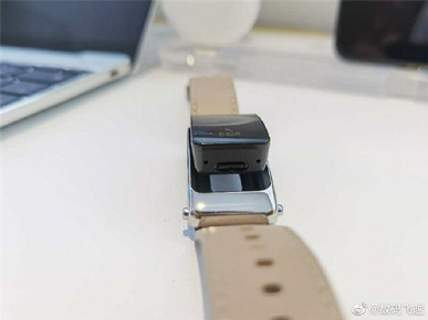 Изогнутый экран диагональю 1,53 дюйма, мониторинг ЧСС, пульсоксиметр и голосовой помощник. Это фитнес-браслет Huawei Talkband B6