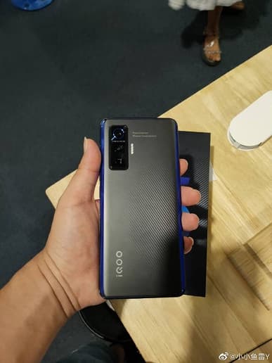 Изогнутый экран, кевларовый рисунок тыльной панели и перископная камера с оптическим зумом. Это бюджетный флагман IQOO 5