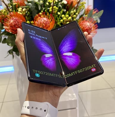 Новый Samsung Galaxy Z Fold2 избавился от знаменитой складки на экране. Реальные фото