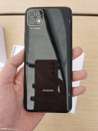 Новый Huawei без каких-либо отверстий и еще два смартфона Huawei на качественных фотографиях