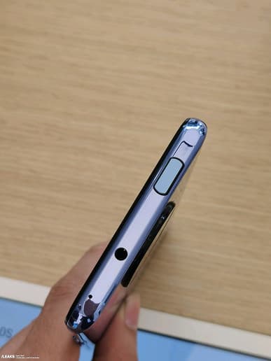 Новый Huawei без каких-либо отверстий и еще два смартфона Huawei на качественных фотографиях