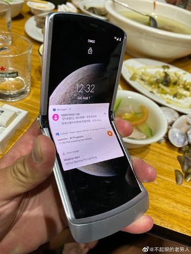 Motorola Razr 2 не будет так похож на культового предшественника. Появились первые фото аппарата Motorola Razr 2 не будет так похож на культового предшественника. Появились первые фото аппарата