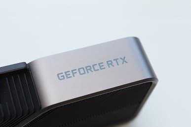 На корпусе GeForce RTX 3080 Founders Edition есть два необычных отверстия. Они нужны для крепления