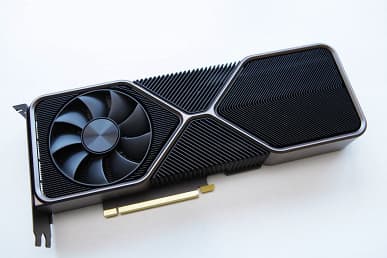 На корпусе GeForce RTX 3080 Founders Edition есть два необычных отверстия. Они нужны для крепления