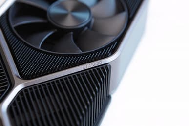 На корпусе GeForce RTX 3080 Founders Edition есть два необычных отверстия. Они нужны для крепления