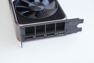 На корпусе GeForce RTX 3080 Founders Edition есть два необычных отверстия. Они нужны для крепления