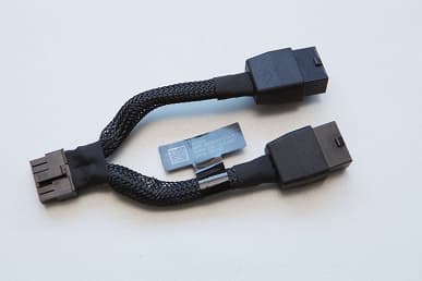 На корпусе GeForce RTX 3080 Founders Edition есть два необычных отверстия. Они нужны для крепления