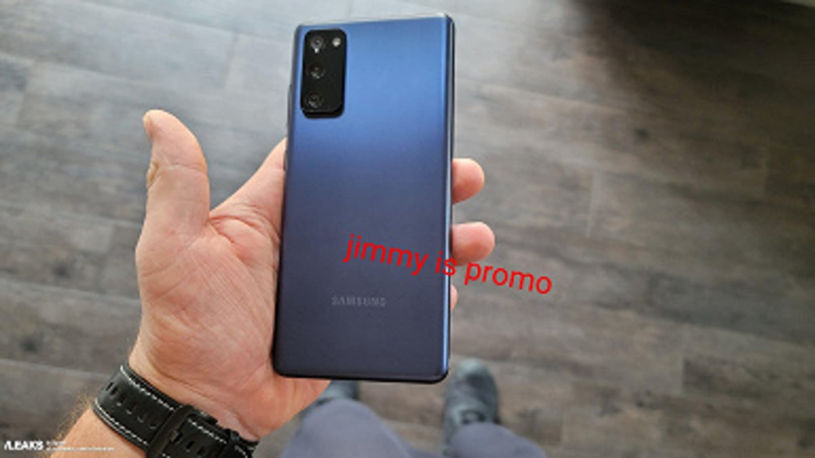 Включённую новинку серии Samsung Galaxy S20 впервые показали в руках пользователя