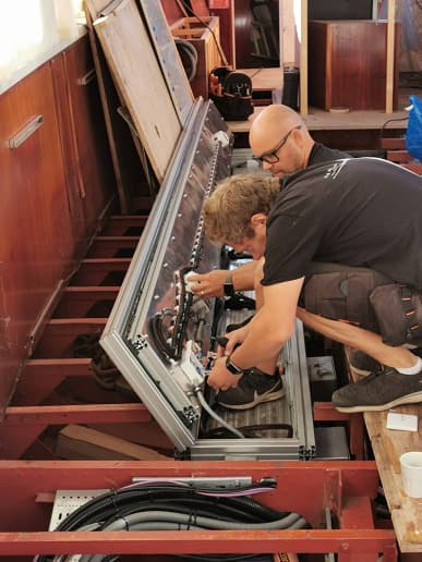 Тяговые батареи Tesla приспособили для пассажирских лодок