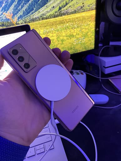 Беспроводное зарядное устройство Apple MagSafe работает с Galaxy Z Fold 2