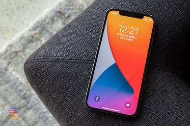 Включённые iPhone 12 и iPhone 12 Pro во всех цветах под разными углами. 20 фото в высоком разрешении