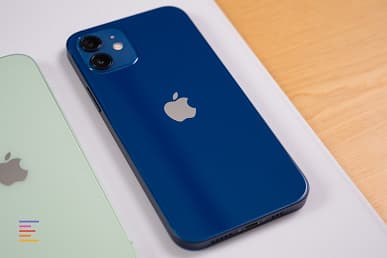 Включённые iPhone 12 и iPhone 12 Pro во всех цветах под разными углами. 20 фото в высоком разрешении
