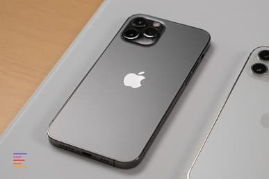 Включённые iPhone 12 и iPhone 12 Pro во всех цветах под разными углами. 20 фото в высоком разрешении