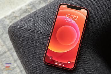 Включённые iPhone 12 и iPhone 12 Pro во всех цветах под разными углами. 20 фото в высоком разрешении