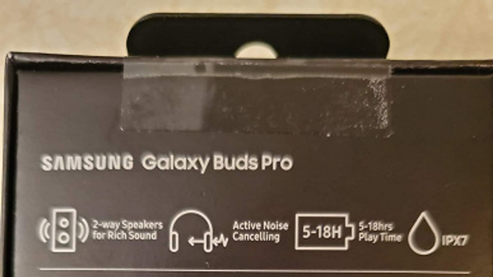 Первые живые фото Samsung Galaxy Buds Pro: наушники, упаковка и комплект поставки