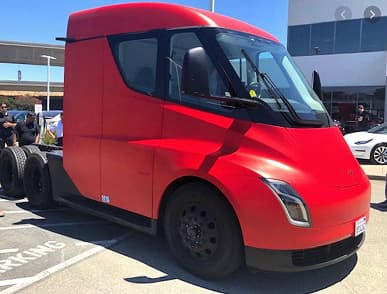 Предсерийный электрический грузовик Tesla Semi засняли на видео