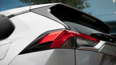 Представлен новый гибрид Toyota RAV4. Самый популярный кроссовер бренда отмечает 25-летие в США