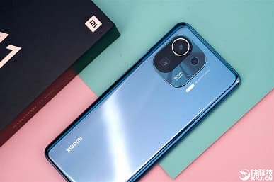 «Король Android» во всей красе: подборка качественных фото демонстрирует новинку со всех сторон