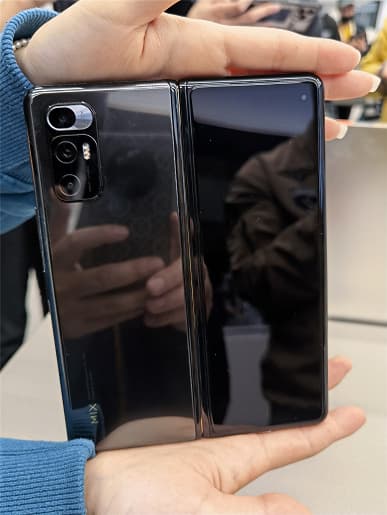 Xiaomi Mix Fold показали вживую сразу после анонса: складка на экране никуда не делась