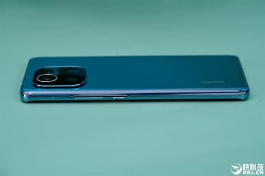 «Король Android» во всей красе: подборка качественных фото демонстрирует новинку со всех сторон