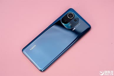 «Король Android» во всей красе: подборка качественных фото демонстрирует новинку со всех сторон