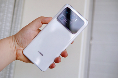 Дорогой Xiaomi Mi 11 Ultra в белом керамическом корпусе на живых фото. Он чем-то напоминает Nokia 808 PureView