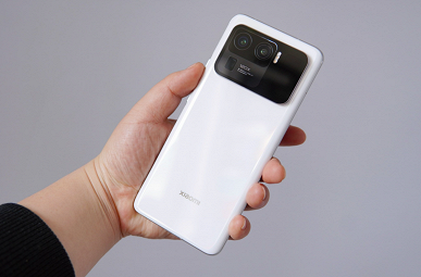 Дорогой Xiaomi Mi 11 Ultra в белом керамическом корпусе на живых фото. Он чем-то напоминает Nokia 808 PureView