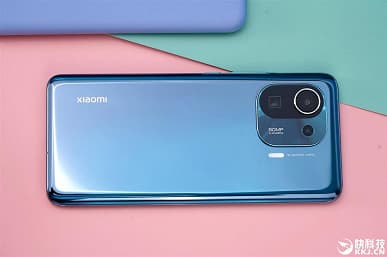 «Король Android» во всей красе: подборка качественных фото демонстрирует новинку со всех сторон